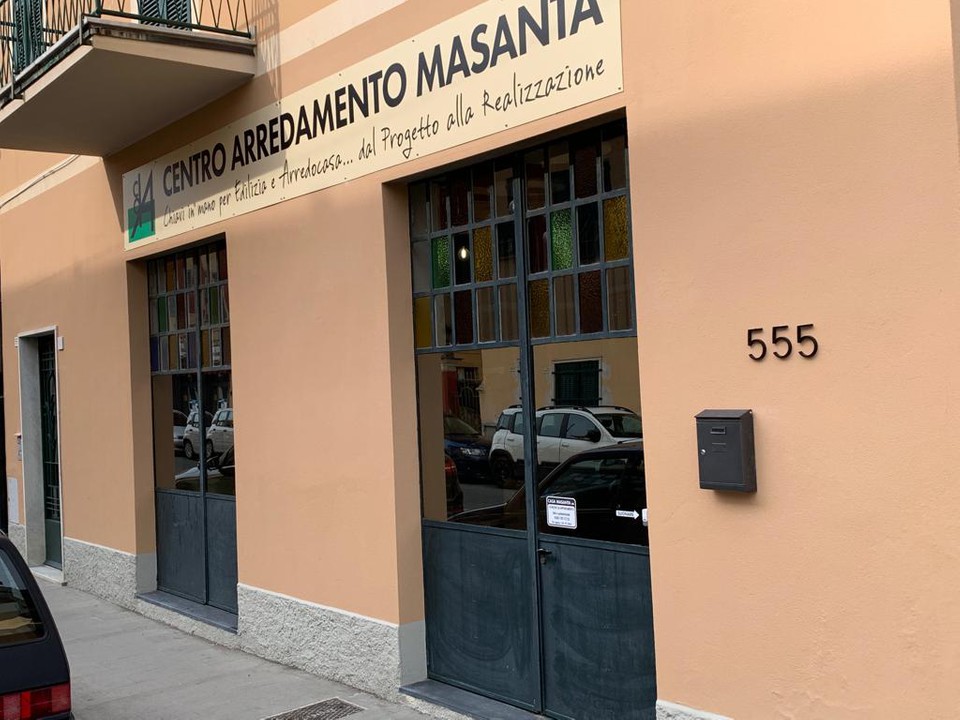 All'esterno dello showroom di Sestri Levante