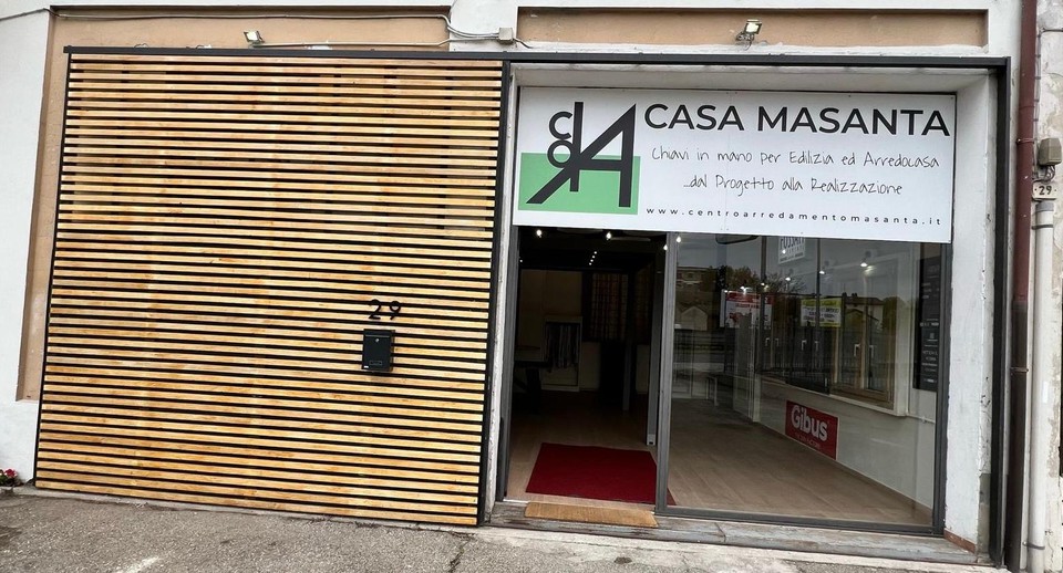 All'esterno dello showroom di Stradella